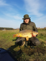 Łowca z karpiem 75 cm